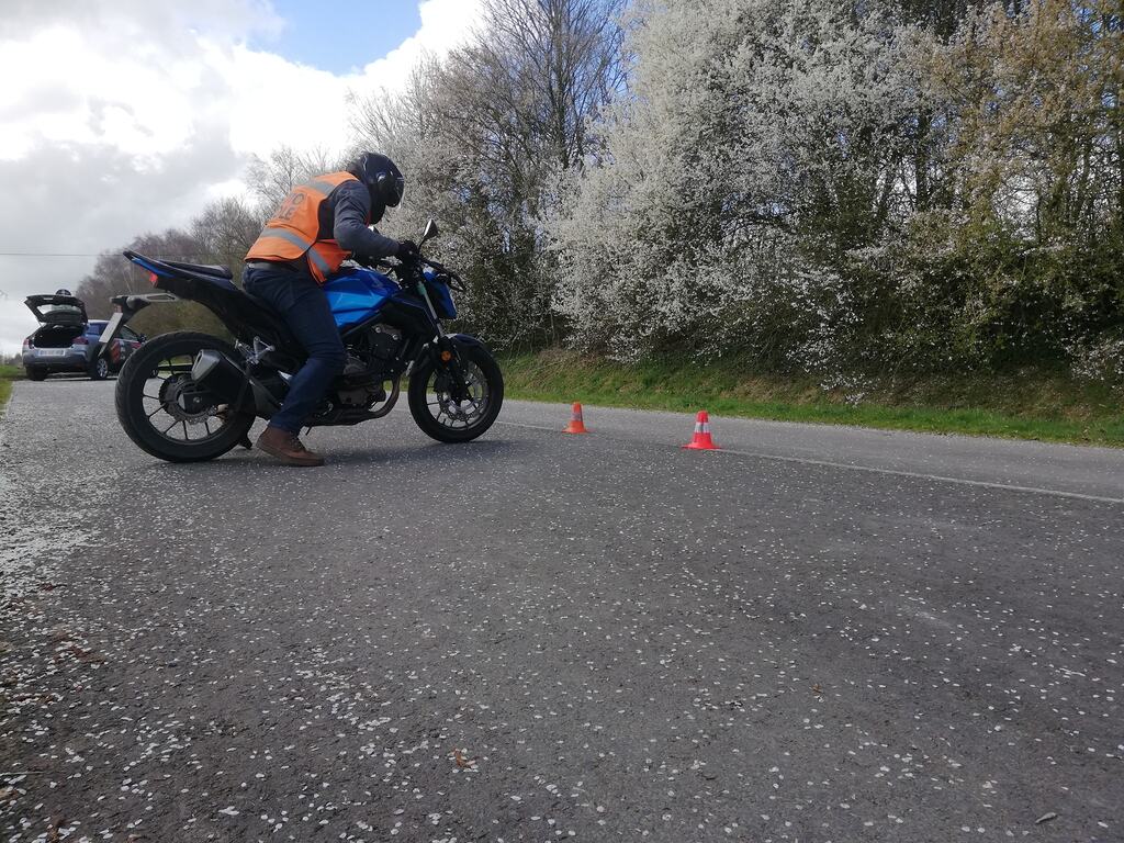 Motard à l'entrainement plateau