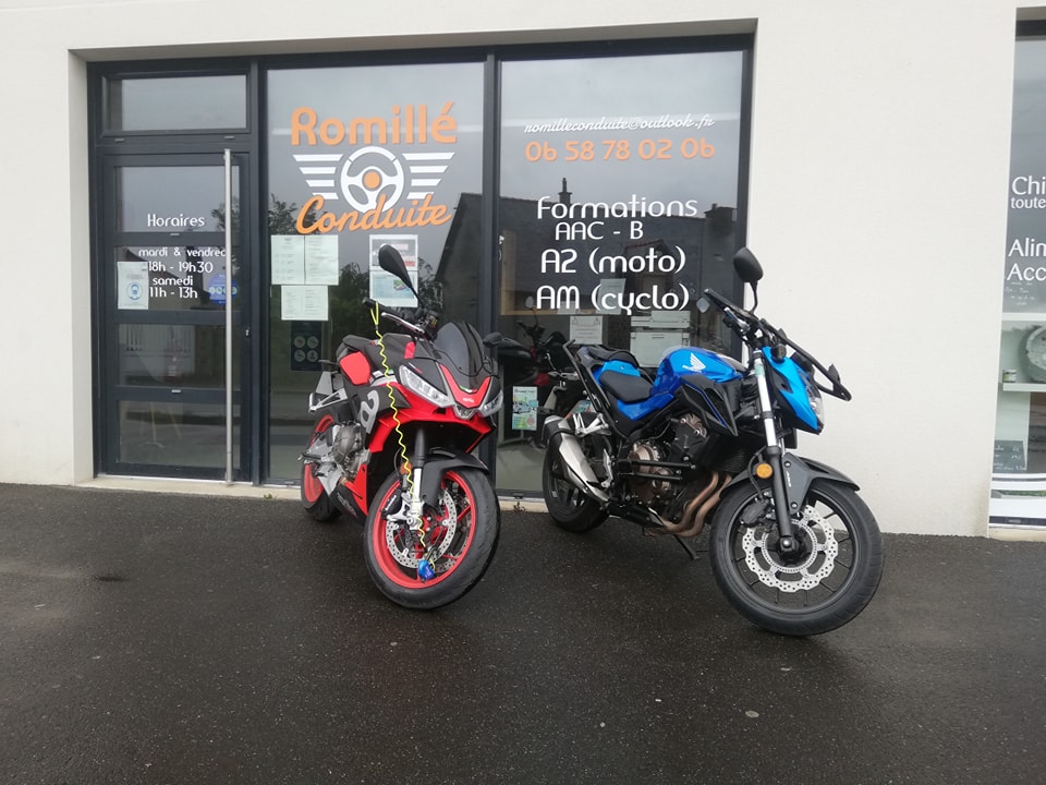 mMotos devant la vitrine Romille Conduite