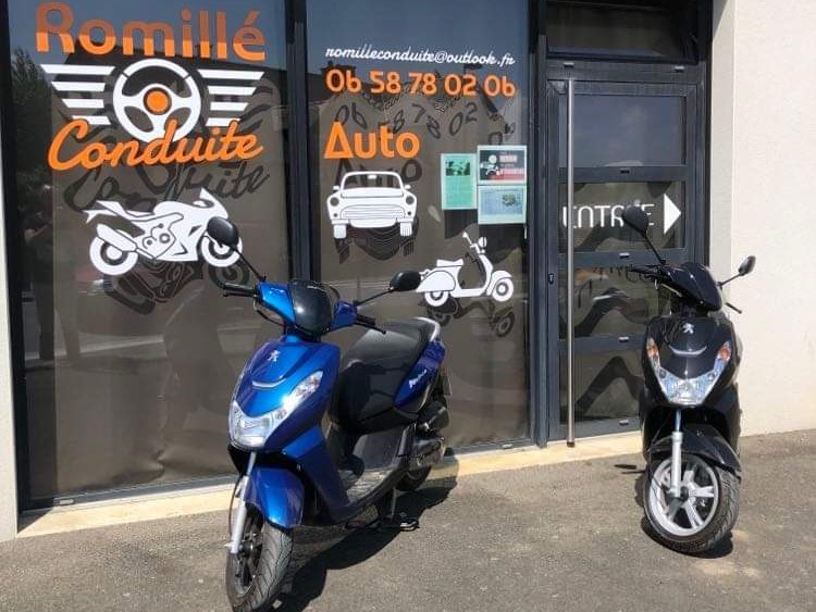 mMotos devant la vitrine Romille Conduite